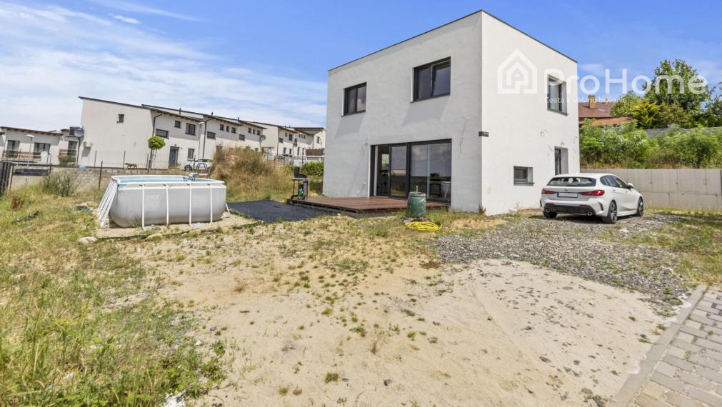 Elegantný skolaudovaný rodinný dom v súkromnej ulici v Stupave