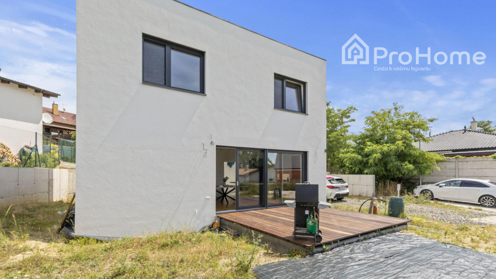 Elegantný skolaudovaný rodinný dom v súkromnej ulici v Stupave