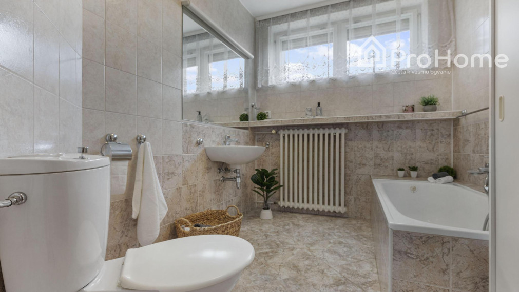 Priestranný a vzdušný rodinný dom vo Veľkej Pake