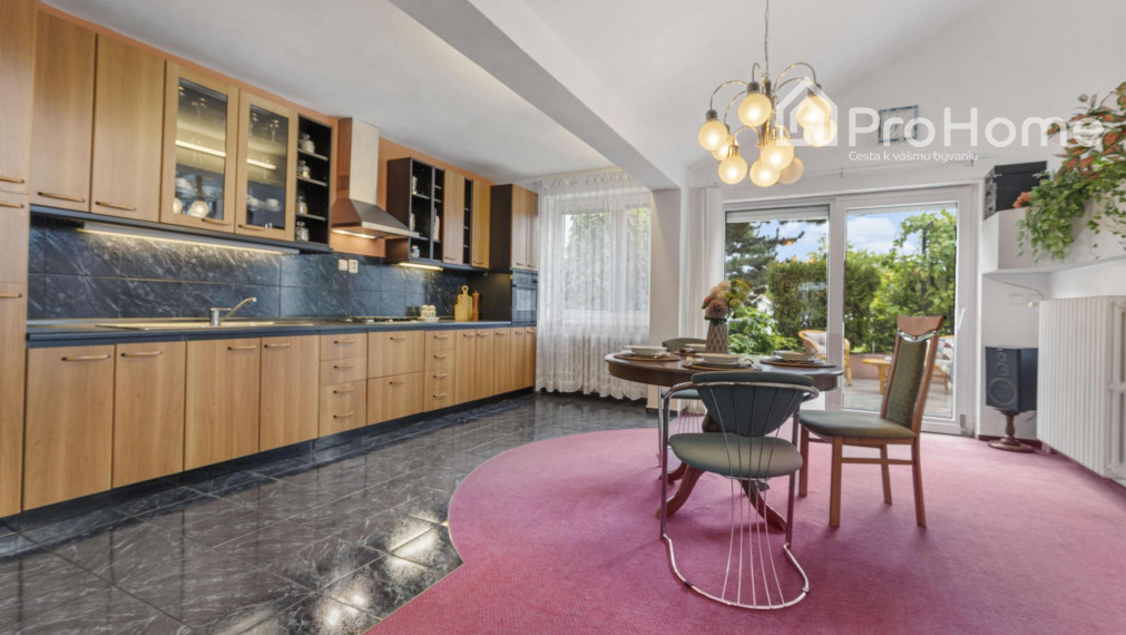 Priestranný a vzdušný rodinný dom vo Veľkej Pake