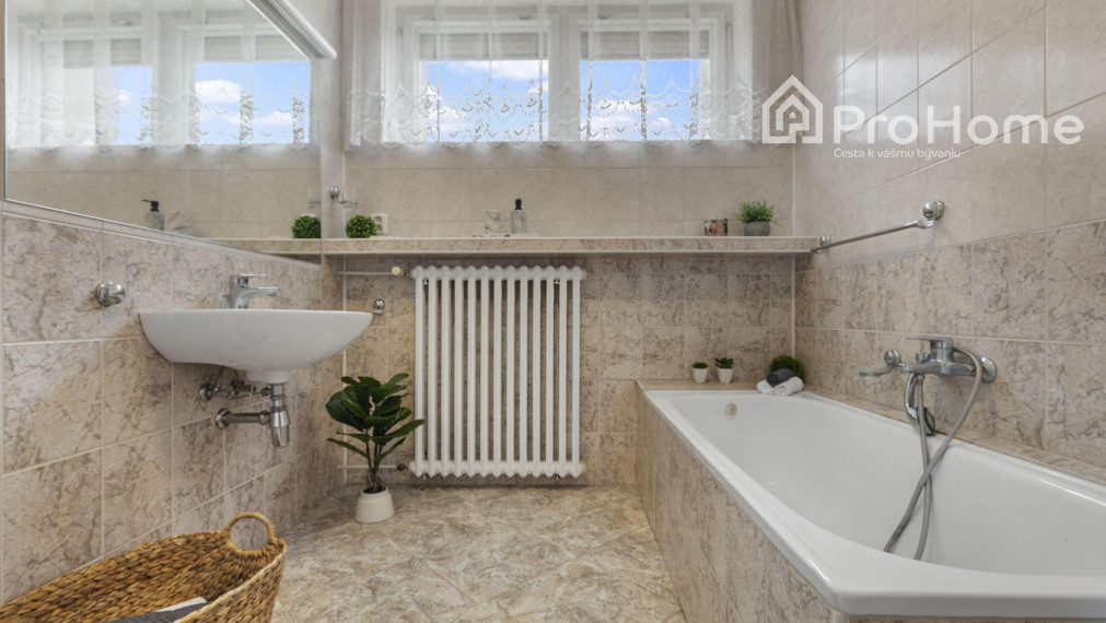 Priestranný a vzdušný rodinný dom vo Veľkej Pake