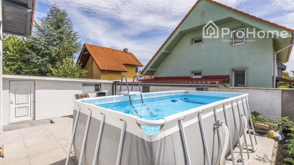 Moderný rodinný dom s nízkymi nákladmi v pokojnom prostredí Senca