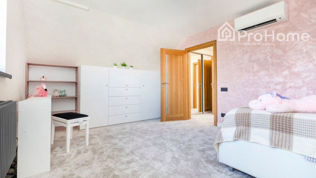 Moderný rodinný dom s nízkymi nákladmi v pokojnom prostredí Senca