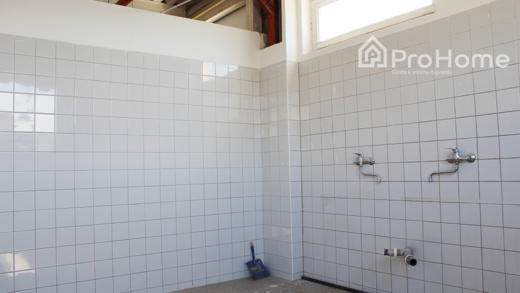 Komerčný objekt s dvoma 3i bytmi NA PREDAJ v PK, Myslenická