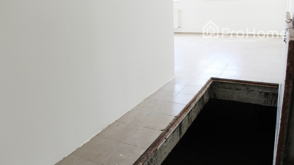 Komerčný objekt s dvoma 3i bytmi NA PREDAJ v PK, Myslenická