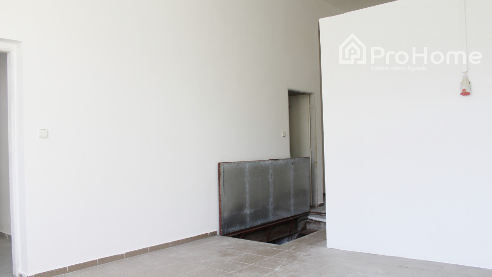 Komerčný objekt s dvoma 3i bytmi NA PREDAJ v PK, Myslenická