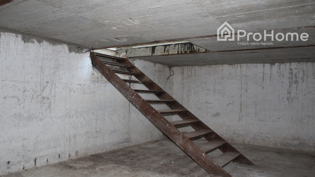 Komerčný objekt s dvoma 3i bytmi NA PREDAJ v PK, Myslenická