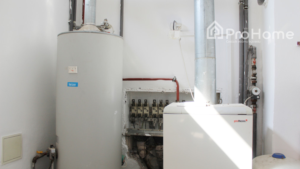 Komerčný objekt s dvoma 3i bytmi NA PREDAJ v PK, Myslenická