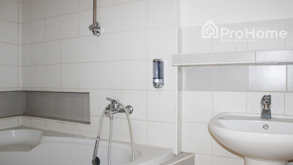 Komerčný objekt s dvoma 3i bytmi NA PREDAJ v PK, Myslenická