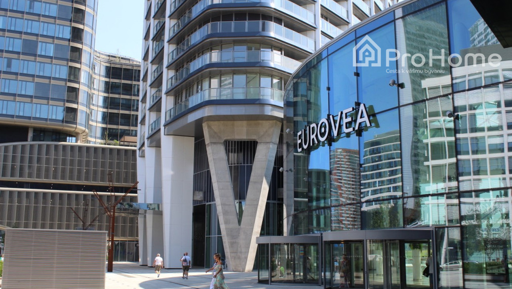 PLNE VYBAVENÝ 2i byt v EUROVEA Tower NA PRENÁJOM