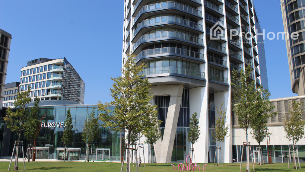 PLNE VYBAVENÝ 2i byt v EUROVEA Tower NA PRENÁJOM