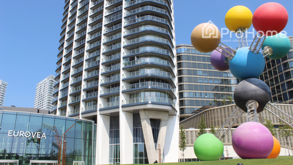 PLNE VYBAVENÝ 2i byt v EUROVEA Tower NA PRENÁJOM