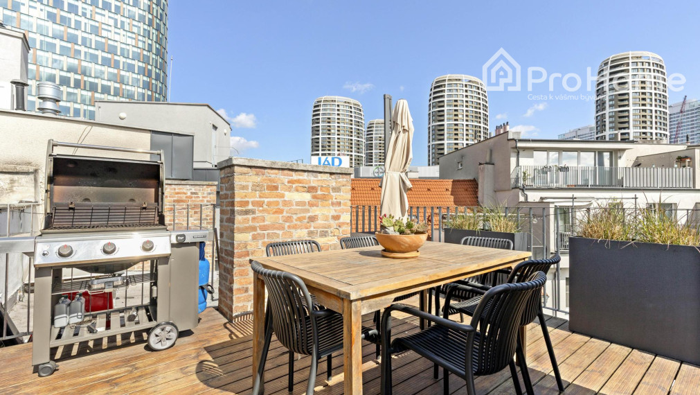 Unikátny 140 m² 4-izbový mezonet s terasou a výhľadom na downtown