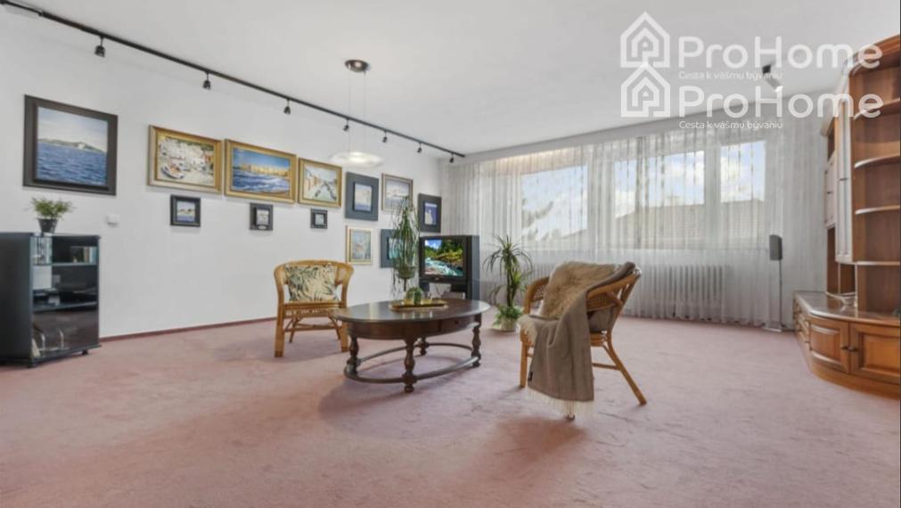 Na predaj: 6-izbový rodinný dom s dvomi garážami, záhradou a terasou v krásnej obci Veľká Paka