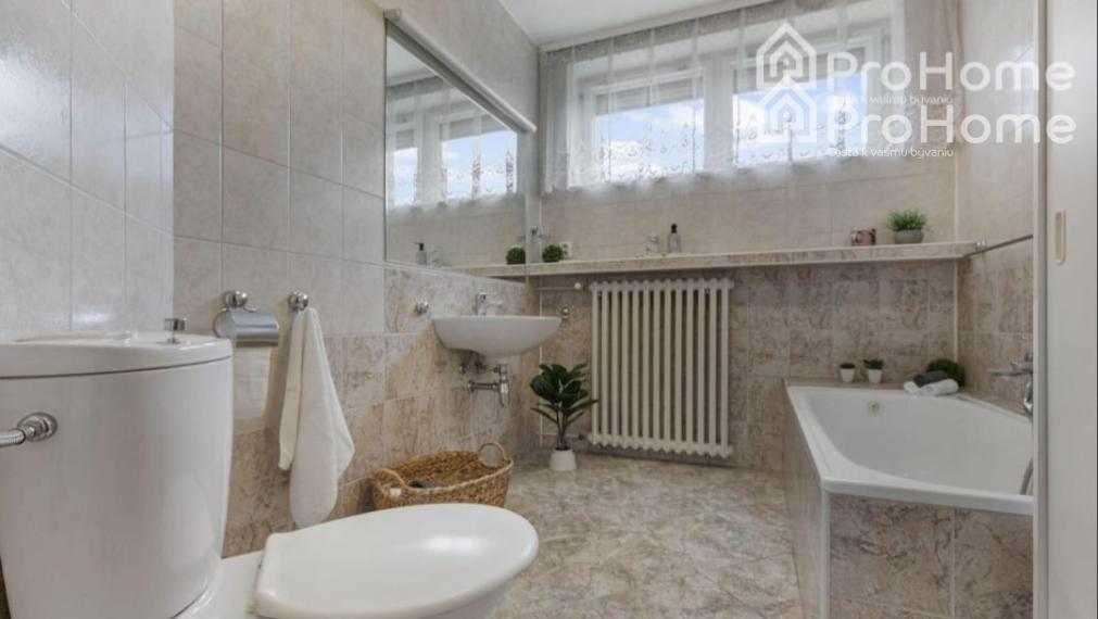 Na predaj: 6-izbový rodinný dom s dvomi garážami, záhradou a terasou v krásnej obci Veľká Paka