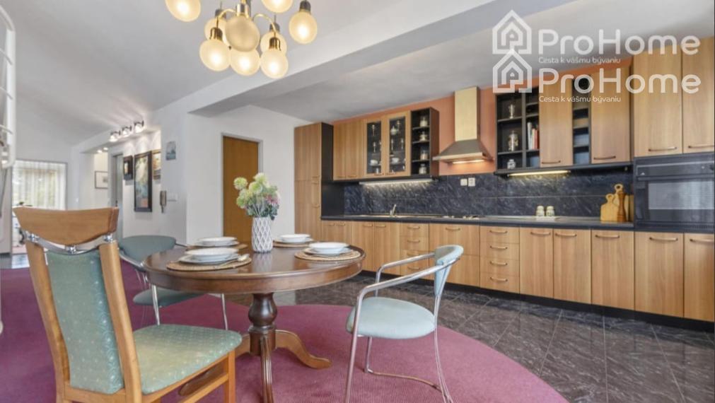 Na predaj: 6-izbový rodinný dom s dvomi garážami, záhradou a terasou v krásnej obci Veľká Paka