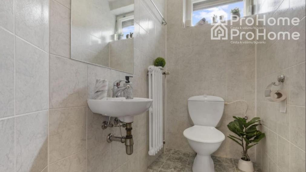 Na predaj: 6-izbový rodinný dom s dvomi garážami, záhradou a terasou v krásnej obci Veľká Paka