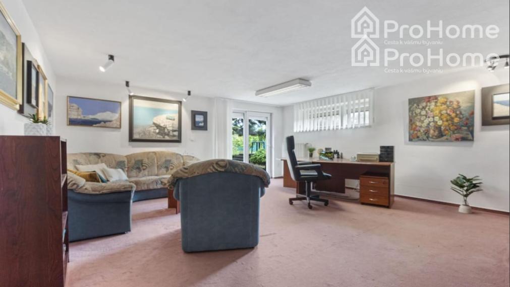 Na predaj: 6-izbový rodinný dom s dvomi garážami, záhradou a terasou v krásnej obci Veľká Paka