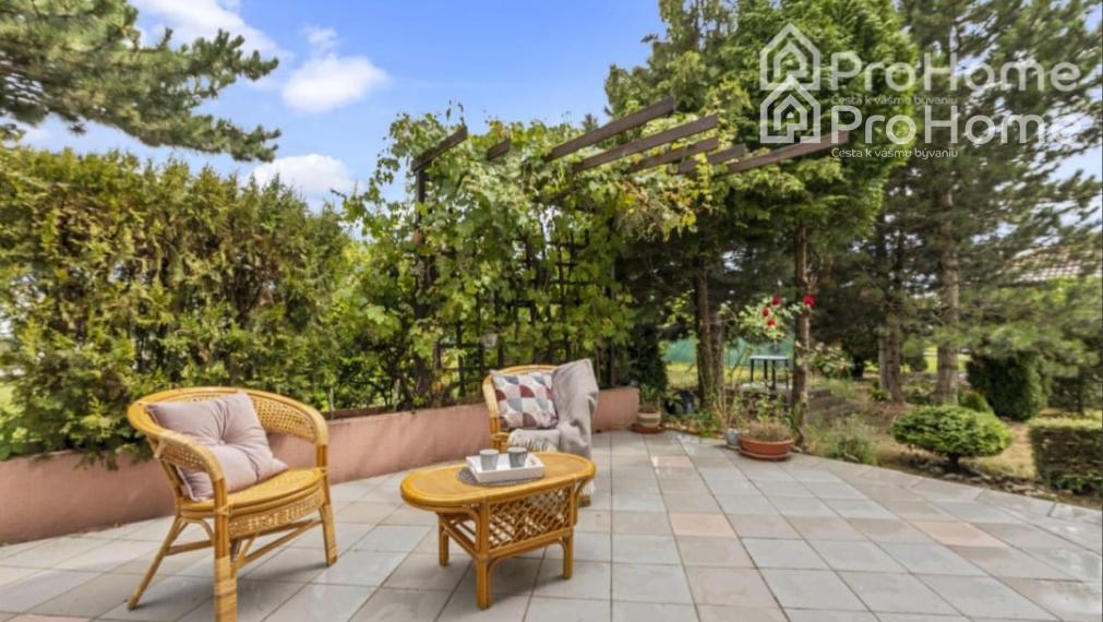 Na predaj: 6-izbový rodinný dom s dvomi garážami, záhradou a terasou v krásnej obci Veľká Paka