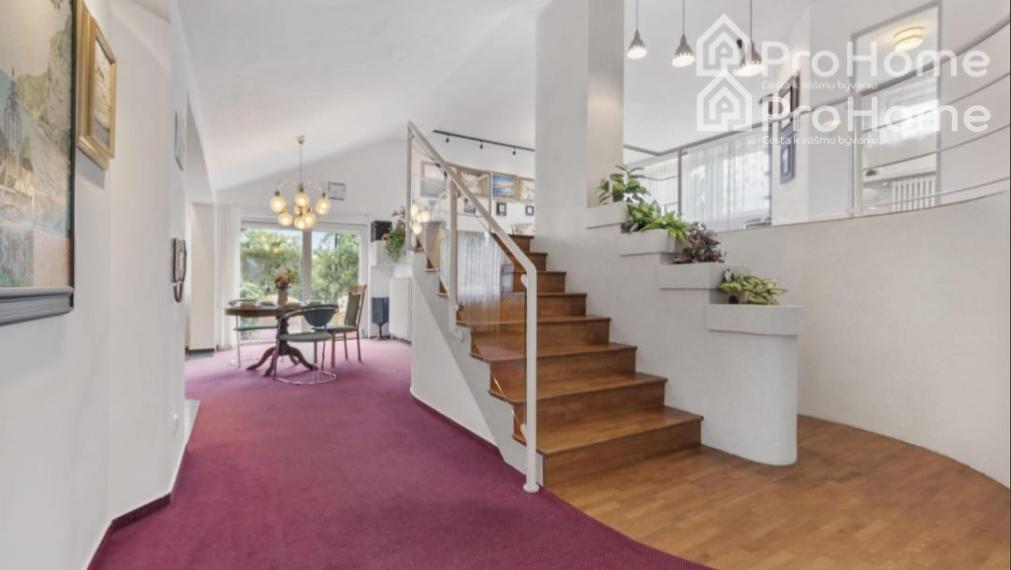 Na predaj: 6-izbový rodinný dom s dvomi garážami, záhradou a terasou v krásnej obci Veľká Paka