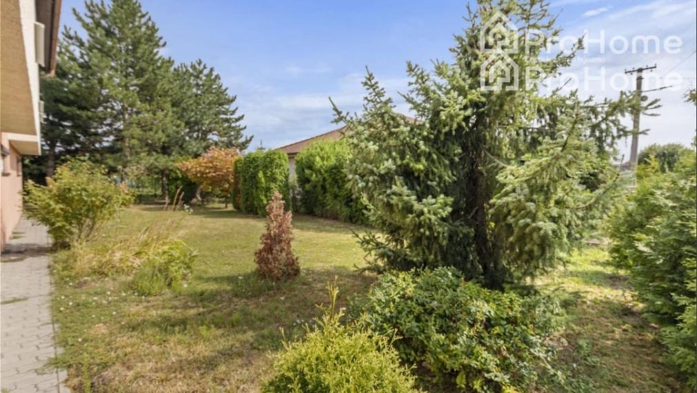 Na predaj: 6-izbový rodinný dom s dvomi garážami, záhradou a terasou v krásnej obci Veľká Paka