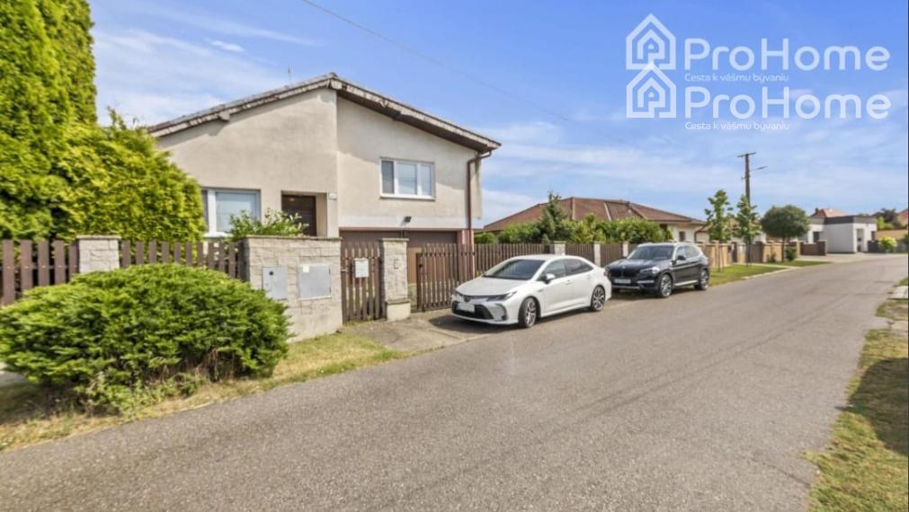 Na predaj: 6-izbový rodinný dom s dvomi garážami, záhradou a terasou v krásnej obci Veľká Paka