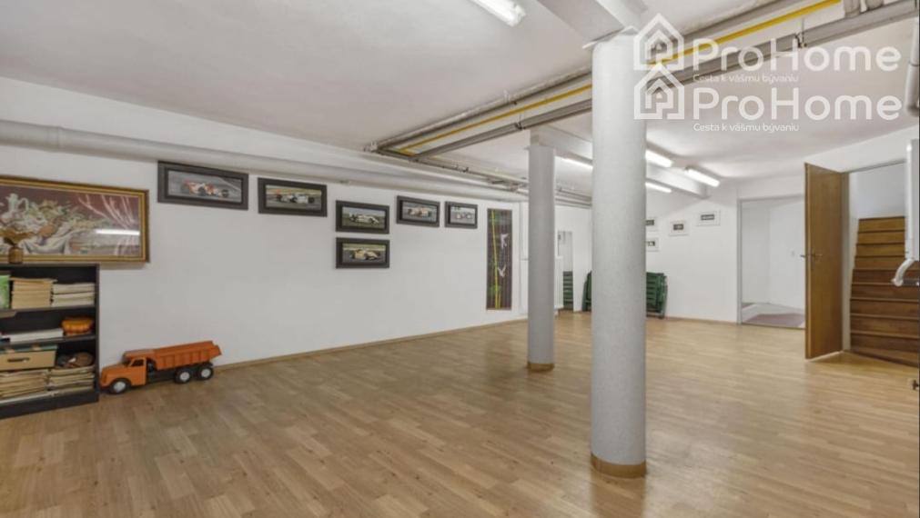 Na predaj: 6-izbový rodinný dom s dvomi garážami, záhradou a terasou v krásnej obci Veľká Paka