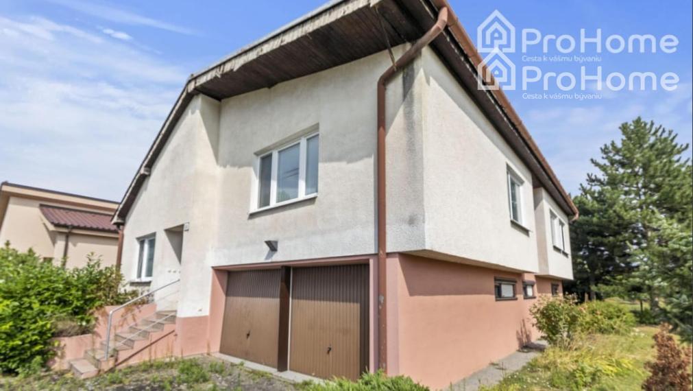 Na predaj: 6-izbový rodinný dom s dvomi garážami, záhradou a terasou v krásnej obci Veľká Paka