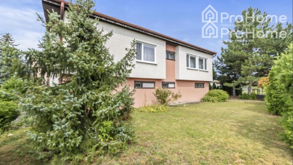 Na predaj: 6-izbový rodinný dom s dvomi garážami, záhradou a terasou v krásnej obci Veľká Paka