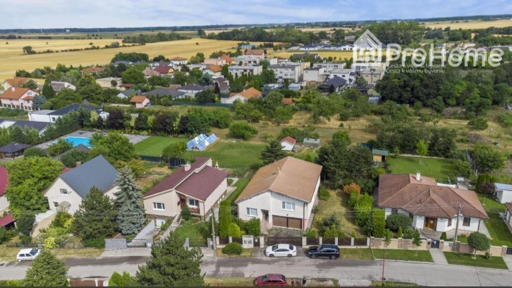 Na predaj: 6-izbový rodinný dom s dvomi garážami, záhradou a terasou v krásnej obci Veľká Paka