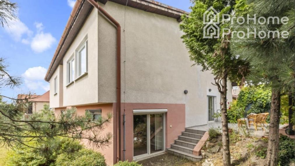 Na predaj: 6-izbový rodinný dom s dvomi garážami, záhradou a terasou v krásnej obci Veľká Paka