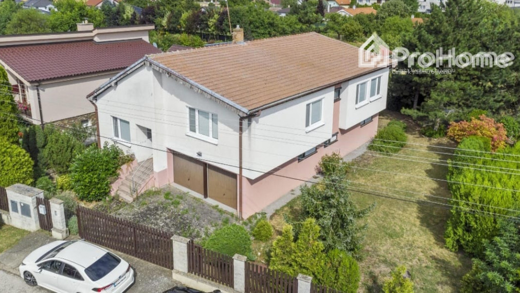 6-izbový rodinný dom s dvomi garážami, záhradou a terasou v krásnej obci Veľká Paka