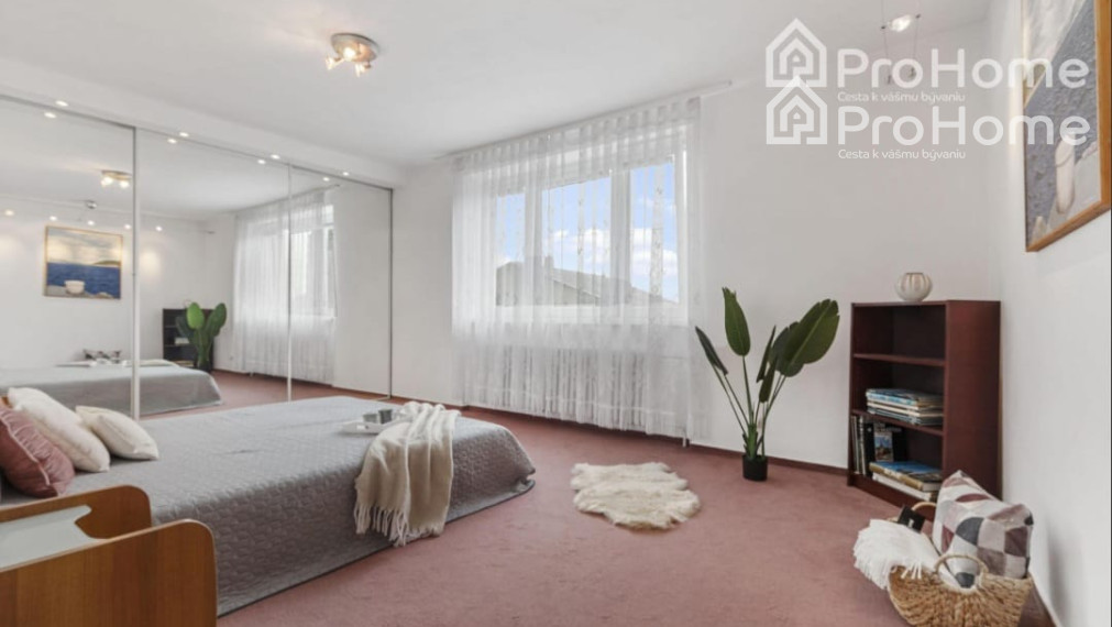 6-izbový rodinný dom s dvomi garážami, záhradou a terasou v krásnej obci Veľká Paka