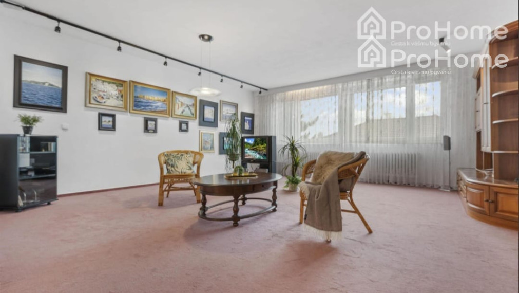 6-izbový rodinný dom s dvomi garážami, záhradou a terasou v krásnej obci Veľká Paka