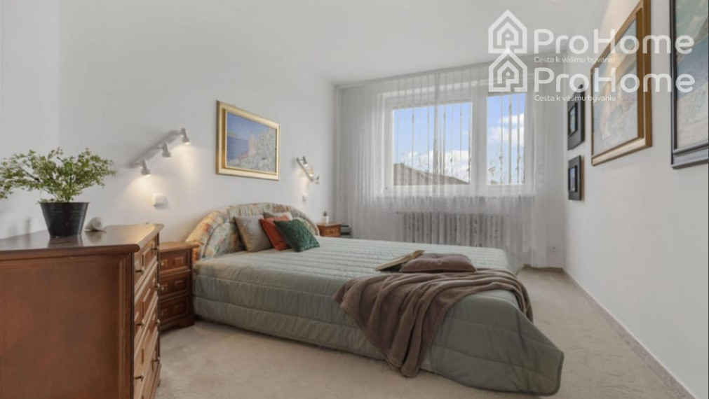 6-izbový rodinný dom s dvomi garážami, záhradou a terasou v krásnej obci Veľká Paka