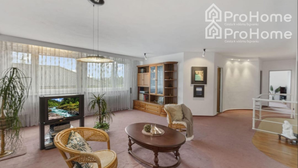 6-izbový rodinný dom s dvomi garážami, záhradou a terasou v krásnej obci Veľká Paka