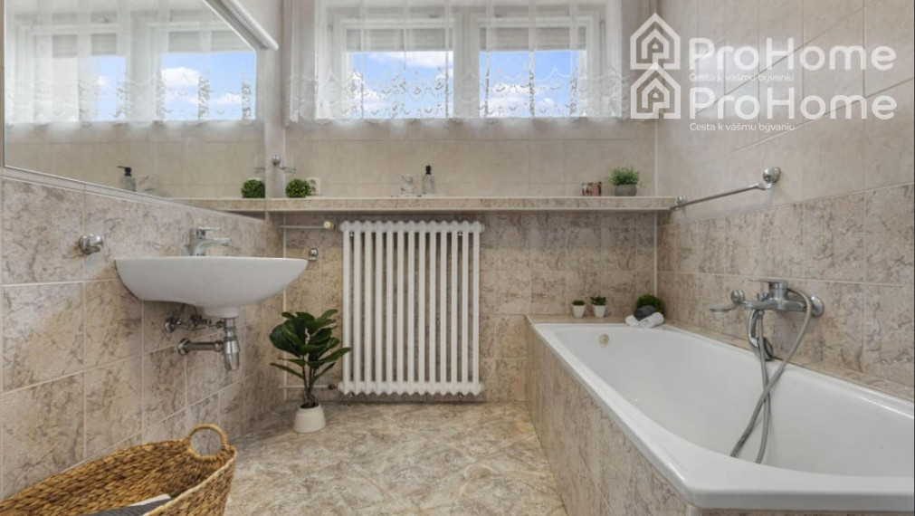 6-izbový rodinný dom s dvomi garážami, záhradou a terasou v krásnej obci Veľká Paka