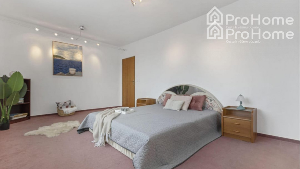 6-izbový rodinný dom s dvomi garážami, záhradou a terasou v krásnej obci Veľká Paka