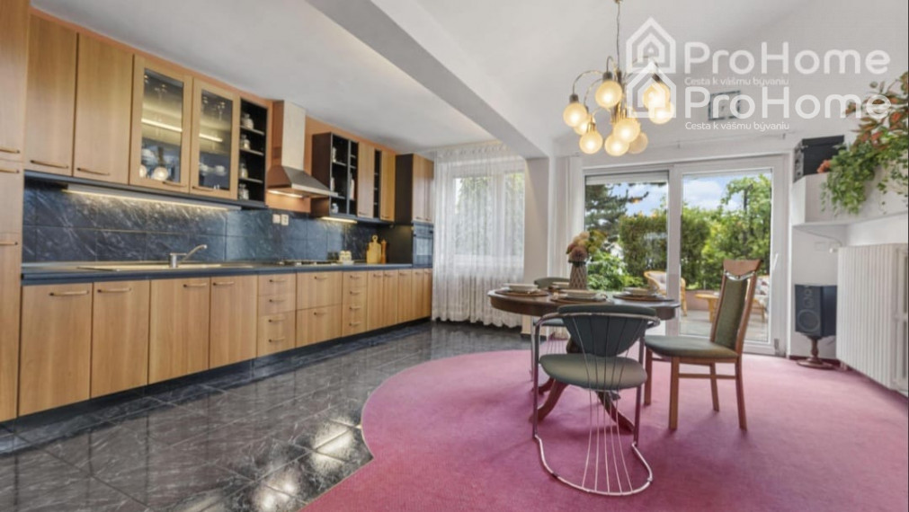 6-izbový rodinný dom s dvomi garážami, záhradou a terasou v krásnej obci Veľká Paka