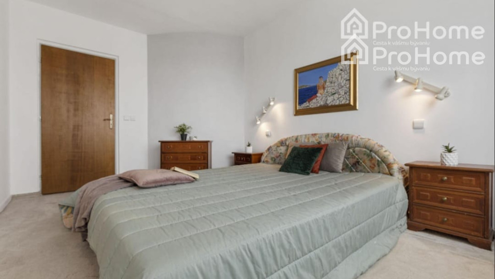 6-izbový rodinný dom s dvomi garážami, záhradou a terasou v krásnej obci Veľká Paka