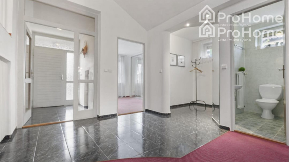 6-izbový rodinný dom s dvomi garážami, záhradou a terasou v krásnej obci Veľká Paka