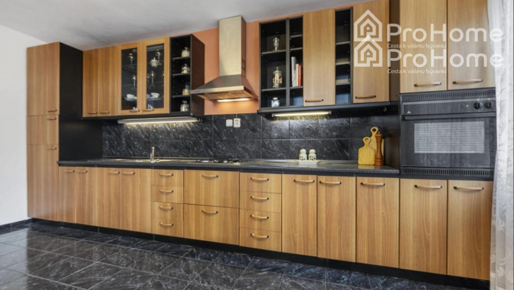 6-izbový rodinný dom s dvomi garážami, záhradou a terasou v krásnej obci Veľká Paka