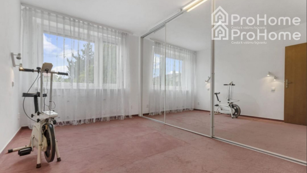 6-izbový rodinný dom s dvomi garážami, záhradou a terasou v krásnej obci Veľká Paka