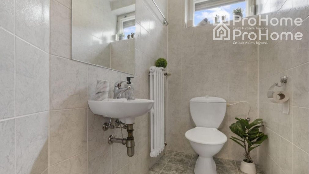 6-izbový rodinný dom s dvomi garážami, záhradou a terasou v krásnej obci Veľká Paka