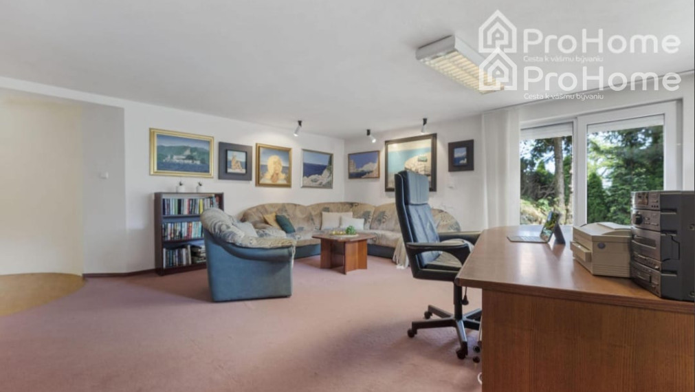 6-izbový rodinný dom s dvomi garážami, záhradou a terasou v krásnej obci Veľká Paka