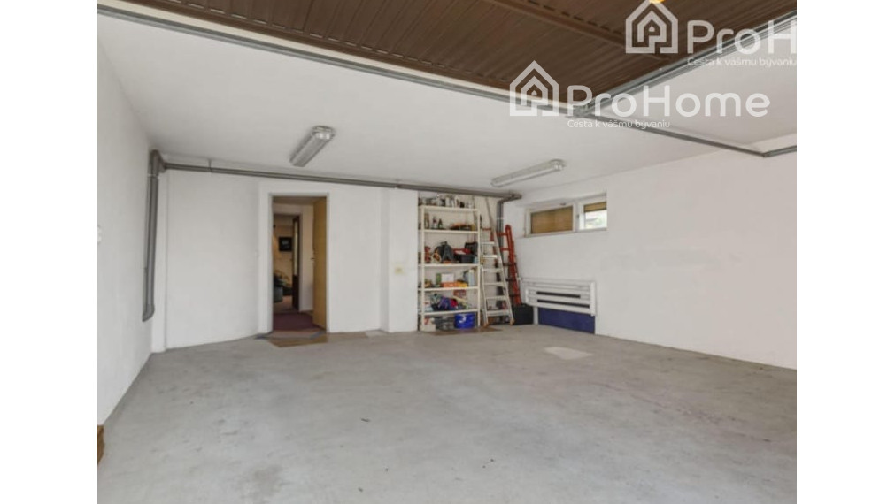 6-izbový rodinný dom s dvomi garážami, záhradou a terasou v krásnej obci Veľká Paka