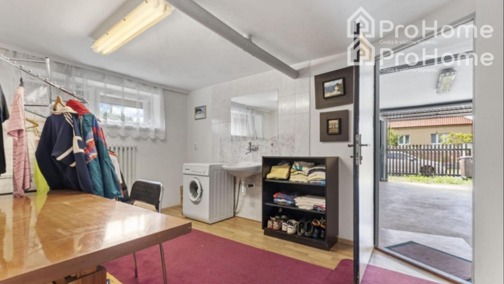 6-izbový rodinný dom s dvomi garážami, záhradou a terasou v krásnej obci Veľká Paka