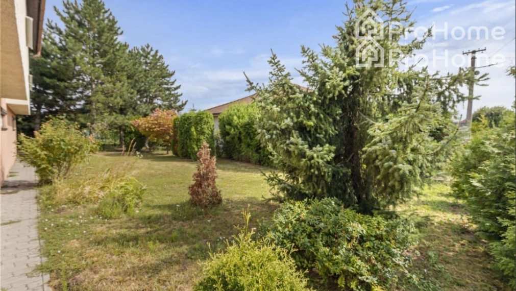 6-izbový rodinný dom s dvomi garážami, záhradou a terasou v krásnej obci Veľká Paka