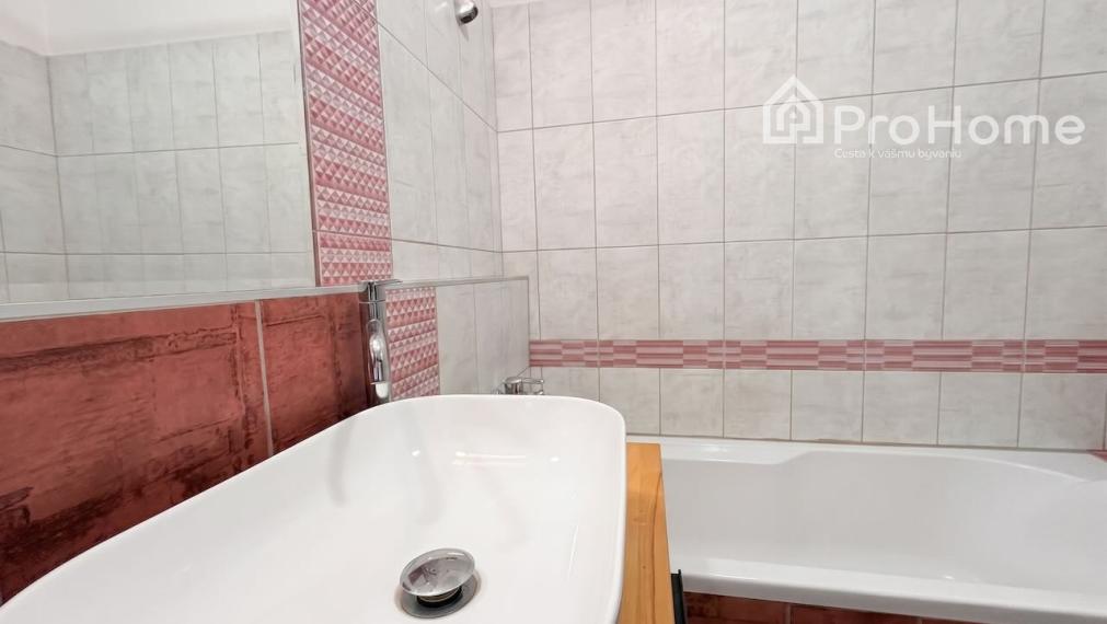 Priestranný 3i byt s terasou, loggiou a parkovaním – Agátová