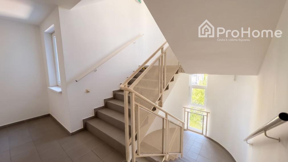 Priestranný 3i byt s terasou, loggiou a parkovaním – Agátová
